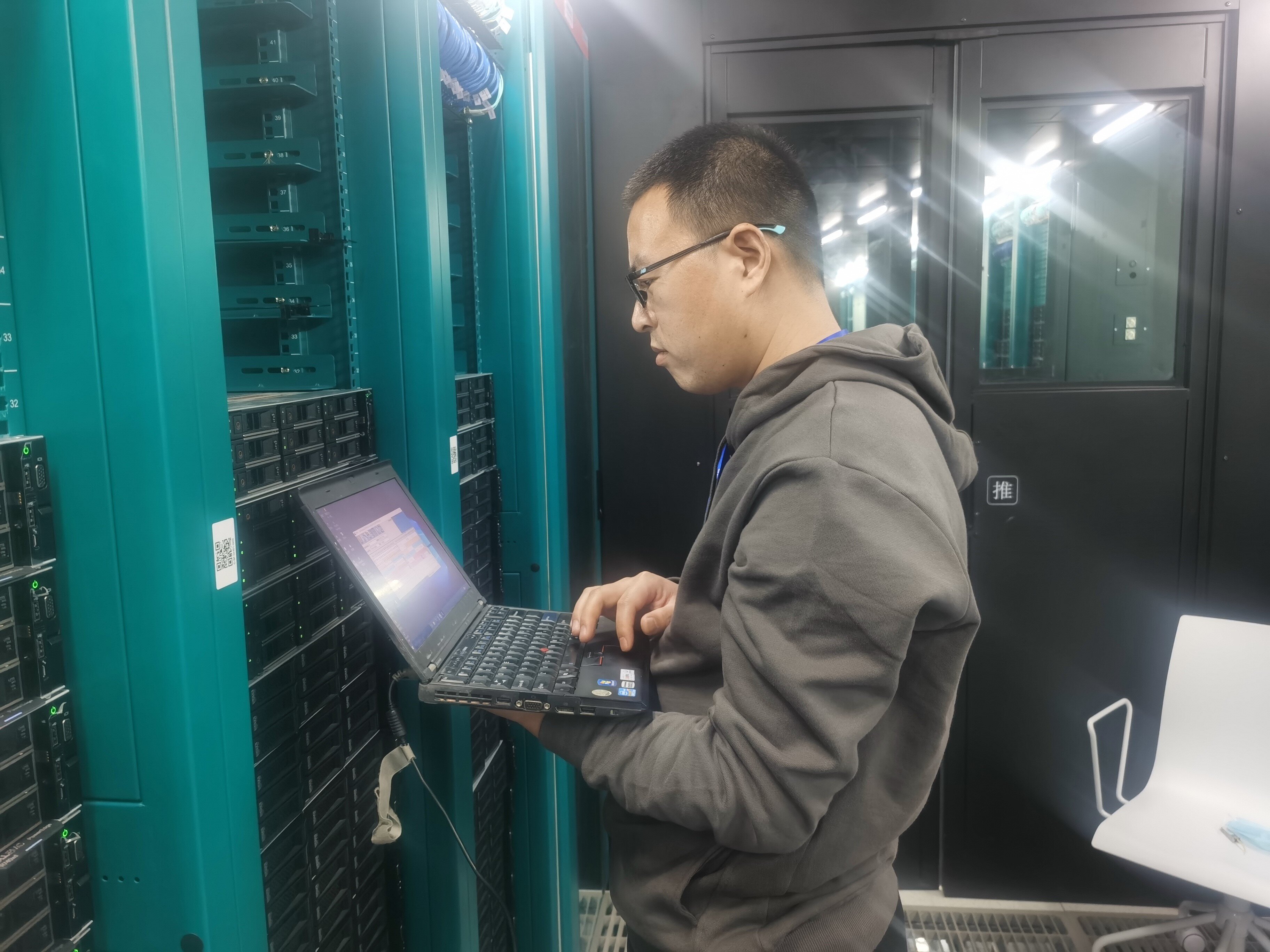 技術(shù)人員維護(hù)網(wǎng)卡產(chǎn)品 技術(shù)人員維護(hù)網(wǎng)卡產(chǎn)品